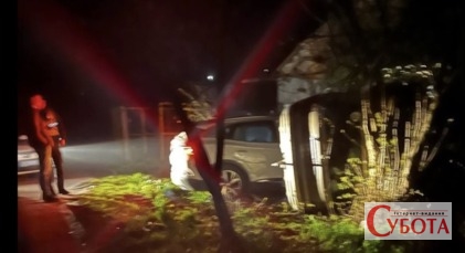 Перекинутий білий позашляховик після нічної ДТП у Бердичеві