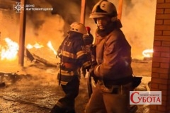 Пожежа на території підприємства у Житомирі, охоплений вогнем дах