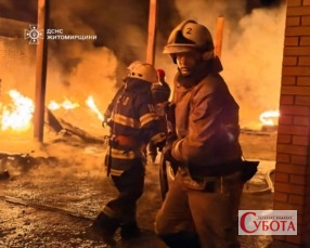 Пожежа на території підприємства у Житомирі, охоплений вогнем дах