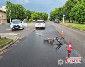 Наслідки ДТП у Бердичеві, де автомобіль Ford Focus збив велосипедистку