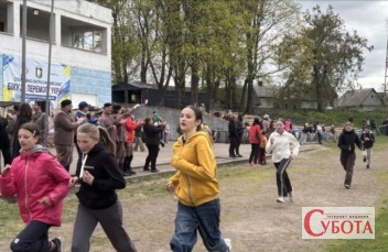 Учасники спортивно-патріотичного забігу Біжу за перемогу України у Малині