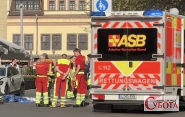 Медики та рятувальники на місці наїзду автомобіля на людей у центрі Лейпцига
