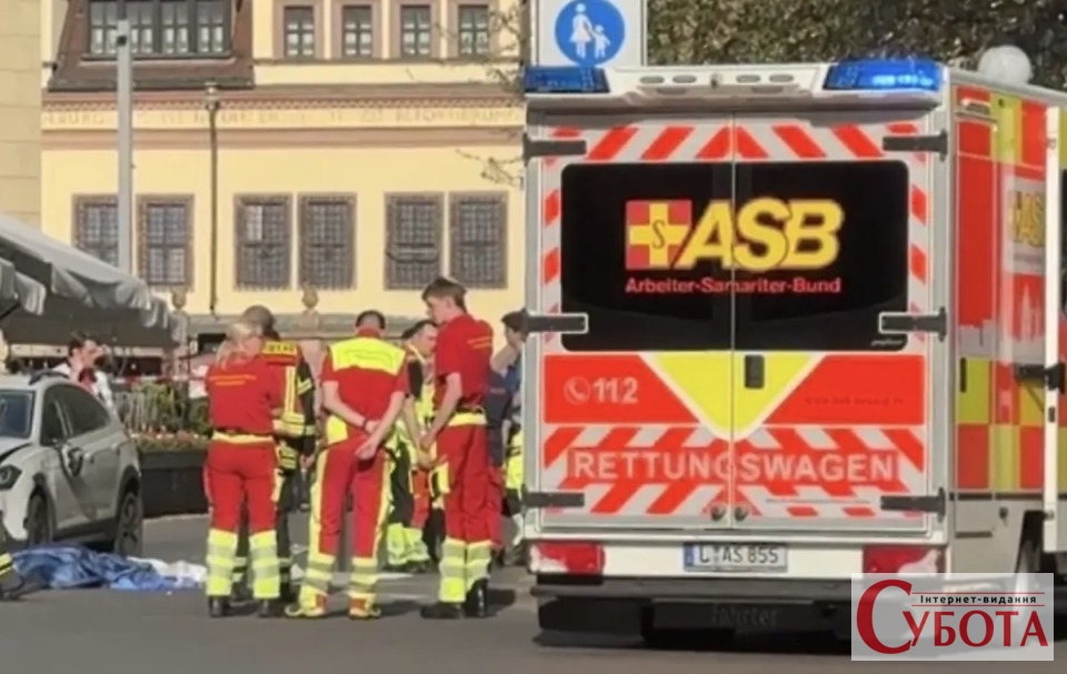 Медики та рятувальники на місці наїзду автомобіля на людей у центрі Лейпцига