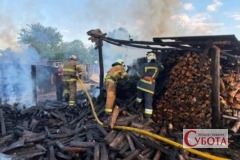 Рятувальники ДСНС гасять палаючу дровітню під час пожежі в селі Острови Коростенського району