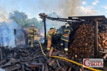 Рятувальники ДСНС гасять палаючу дровітню під час пожежі в селі Острови Коростенського району