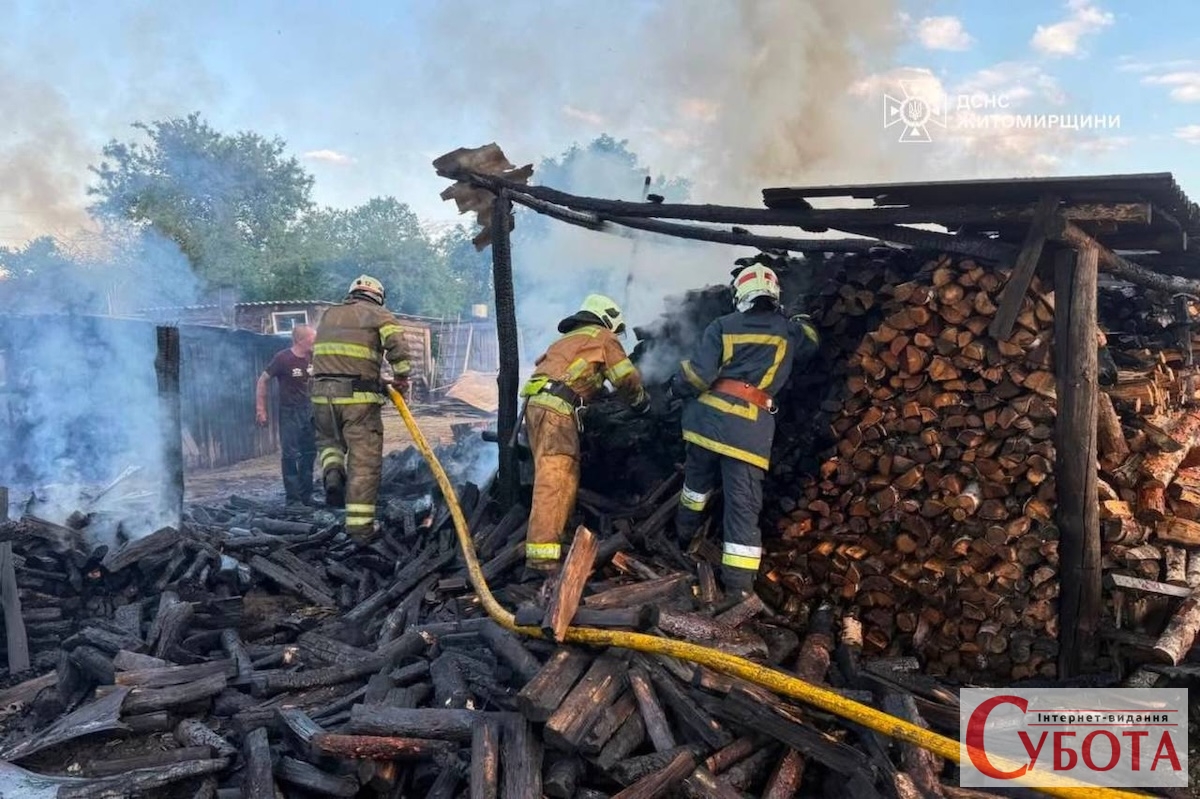 Рятувальники ДСНС гасять палаючу дровітню під час пожежі в селі Острови Коростенського району