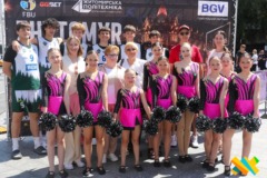 Учасники та юні чирлідерки на відкритті чемпіонату України з баскетболу 3х3 у Житомирі