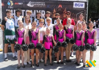Учасники та юні чирлідерки на відкритті чемпіонату України з баскетболу 3х3 у Житомирі