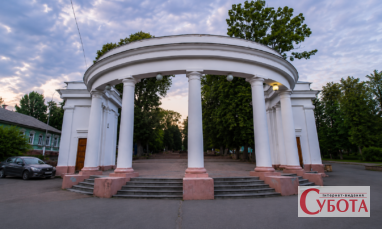 У Шодуарівському парку Житомира оновлять вхідну колонаду