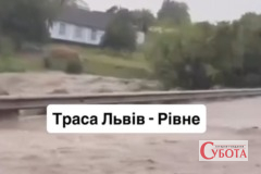 Затоплена брудною водою траса Львів - Рівне після сильної зливи