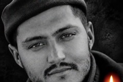 Чорно-біле портретне фото українського захисника з лампадкою пам’яті