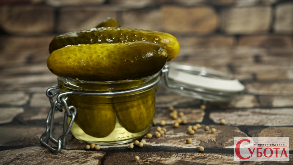 Чому вибухають банки з огірками