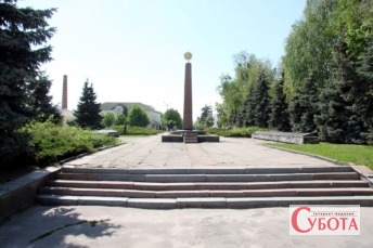 Соборний майдан у Радомишлі, де планують реконструкцію будівлі під житло для ВПО