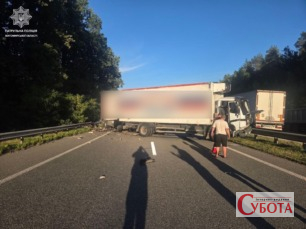 Вантажівка після ДТП на трасі М-06 Київ — Чоп біля Березини