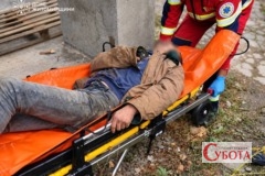 Медики надають допомогу чоловіку, якого витягли з ями у Житомирі