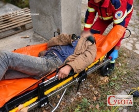 Медики надають допомогу чоловіку, якого витягли з ями у Житомирі