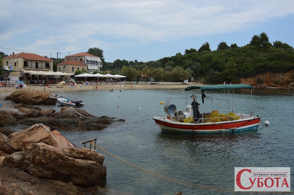 Рибальський човен із сітками