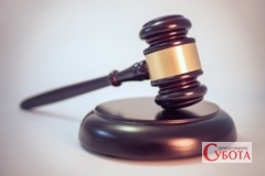 Суддівський молоток як ілюстрація до вироку Малинського районного суду