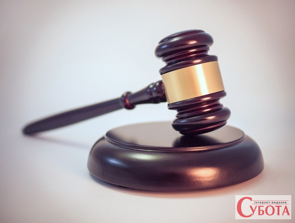 Суддівський молоток як ілюстрація до вироку Малинського районного суду