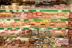 Ковбаси та інше оброблене м’ясо на полицях магазину