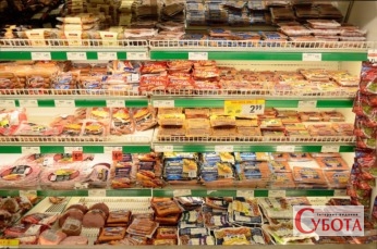 Ковбаси та інше оброблене м’ясо на полицях магазину