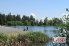 Рибалка на березі водойми шукає мирну рибу після похолодання