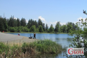 Рибалка на березі водойми шукає мирну рибу після похолодання