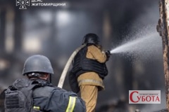 Рятувальники гасять пожежу після ворожої атаки на Житомирщині