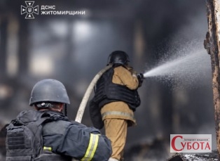 Рятувальники гасять пожежу після ворожої атаки на Житомирщині