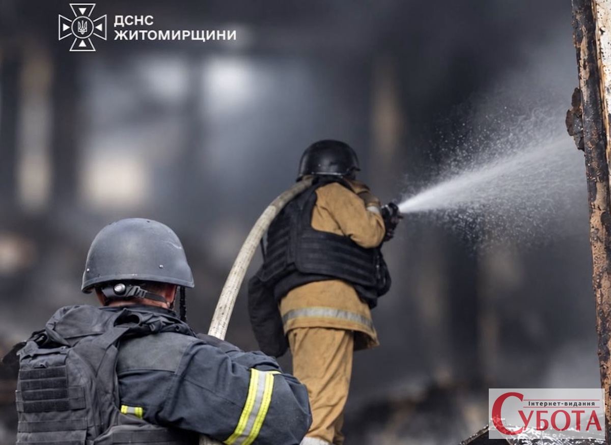 Рятувальники гасять пожежу після ворожої атаки на Житомирщині