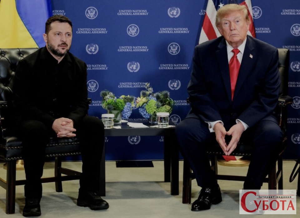 Дональд Трамп опускає два пальці після рукостискання з Володимиром Зеленським у Нью-Йорку