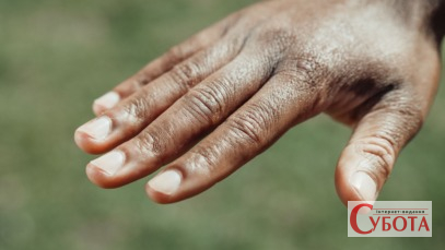 Натуральні нігті на руці крупним планом