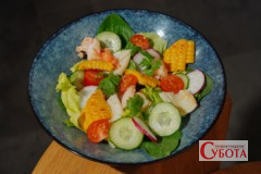 Салат із кукурудзою, огірками, помідорами та зеленню