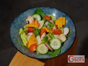 Салат із кукурудзою, огірками, помідорами та зеленню