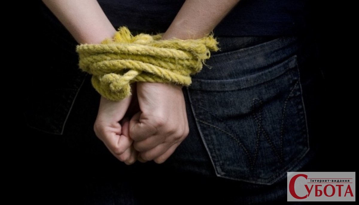 Запросив у гості та погрожував: у Житомирі дівчину від ґвалтівника врятували подруги та лікарі
