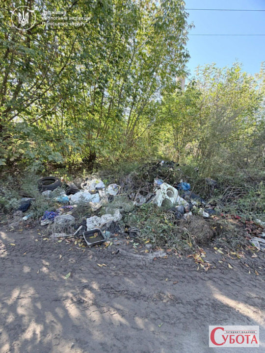 Екоінспектори виявили незаконне складування відходів дорогою до житомирського полігону — фото 1