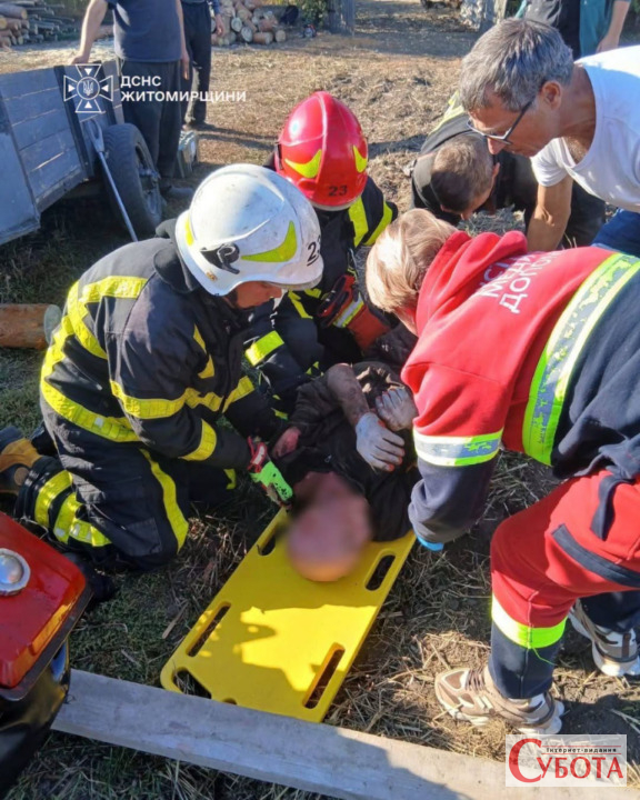 У Житомирському районі рятувальники визволили чоловіка, якого притисло мотоблоком — фото 1