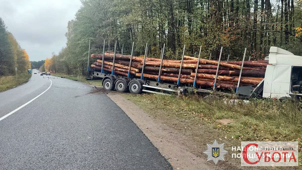 На трасі Житомирщини Lada зіткнулася із зустрічною вантажівкою: водій у лікарні — фото 1