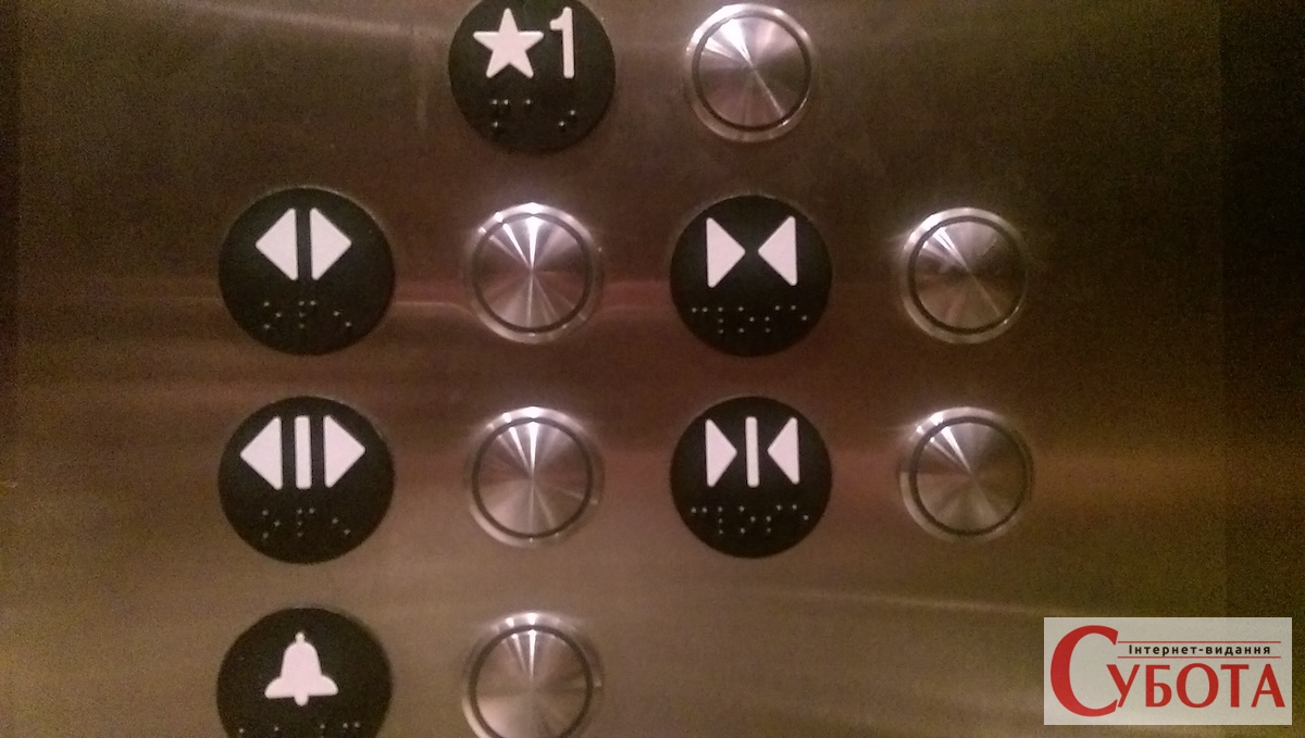 Dual elevator door buttons
