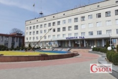 Fotohrafiia administratyvnoi budivli miskoi rady
