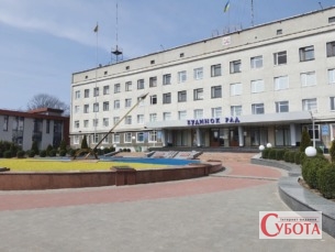 Fotohrafiia administratyvnoi budivli miskoi rady