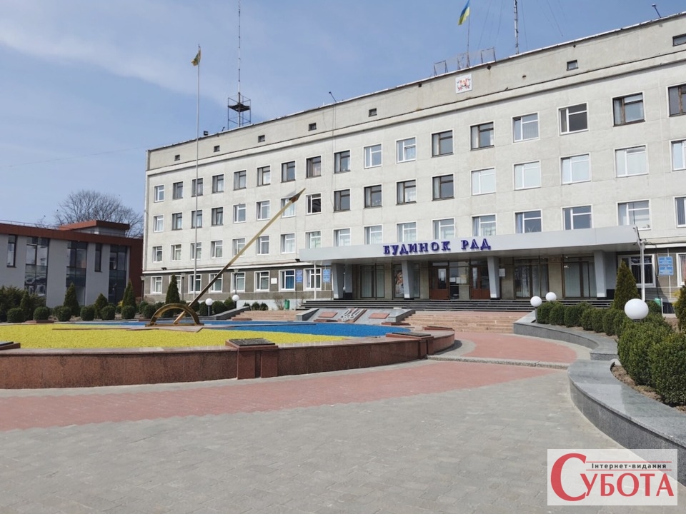Fotohrafiia administratyvnoi budivli miskoi rady