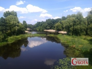 Річка Уборть в Олевську, серпень 2015 року