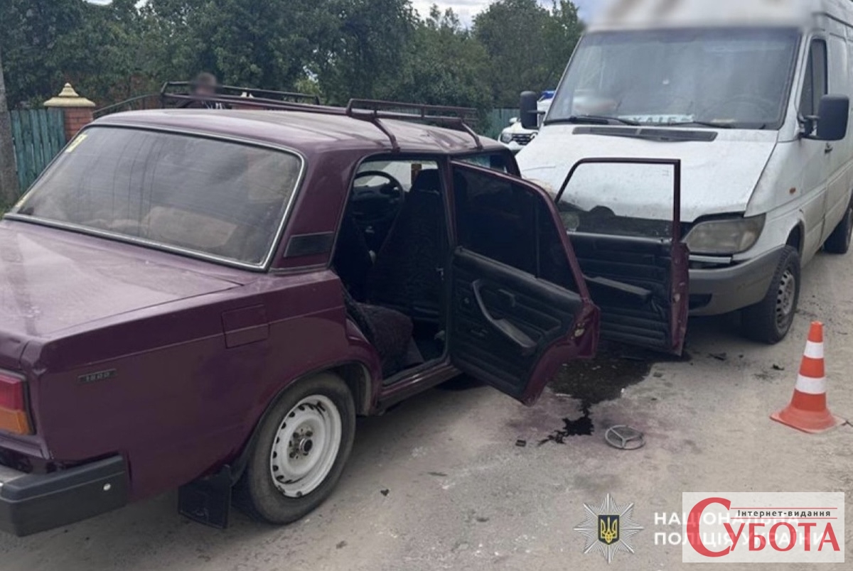 На Звягельщині 80-річний водій ВАЗу протаранив хлібовоз: трьох людей госпіталізовано