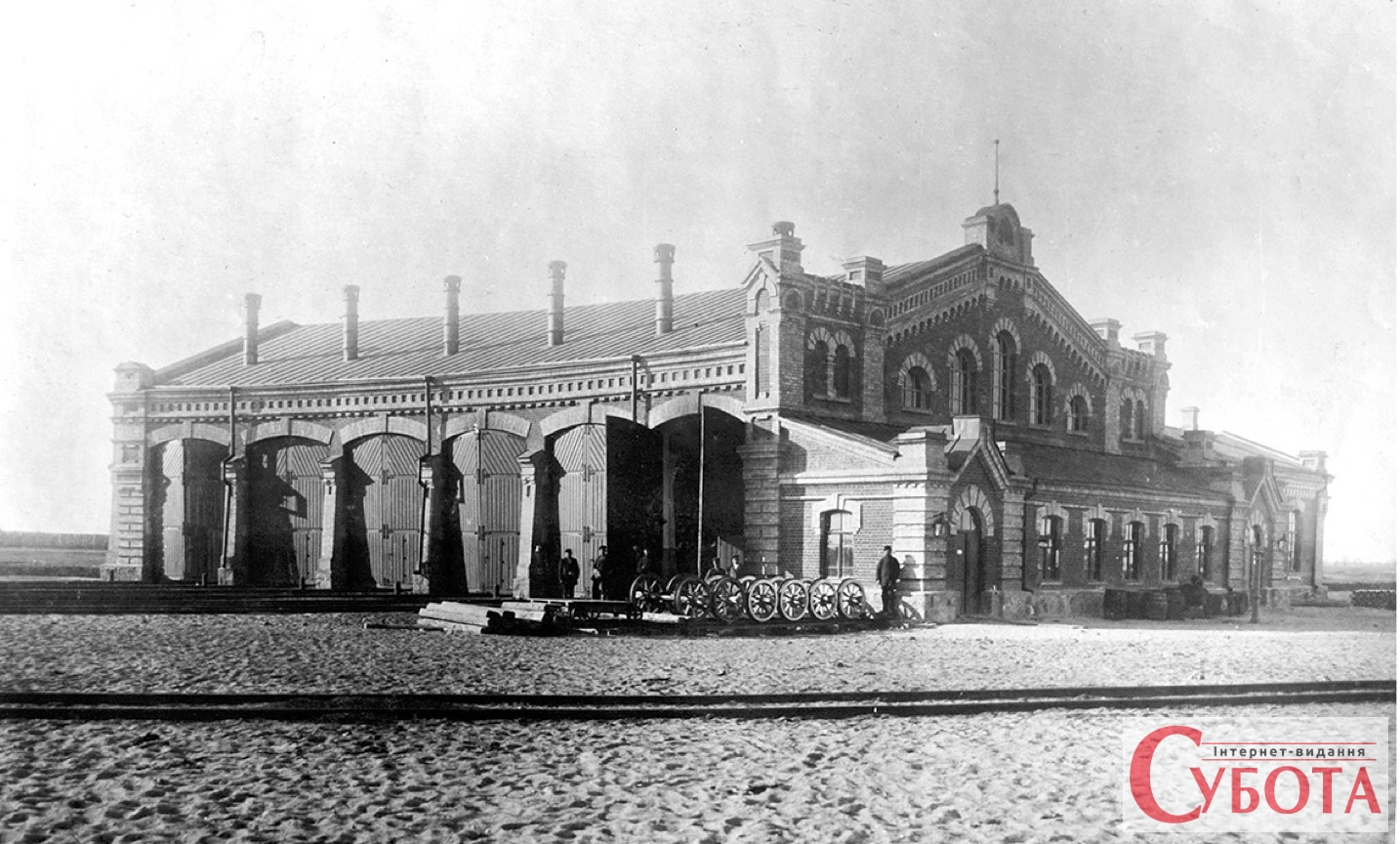 Паровозне депо ст. Коростень, фото 1903 року з альбому будівництва Київ-Ковельської залізниці 1900–1902 рр.