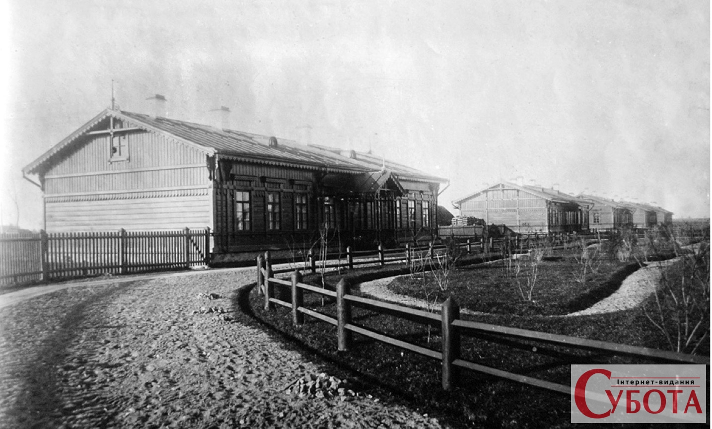 Житлові бараки станції Коростень (вулиця Вокзальна), фото 1903 року з альбому будівництва Київ-Ковельської залізниці 1900–1902 рр.