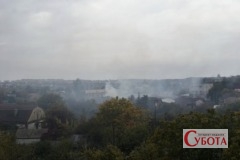 Дим над житловими будинками у Бердичеві 9 жовтня