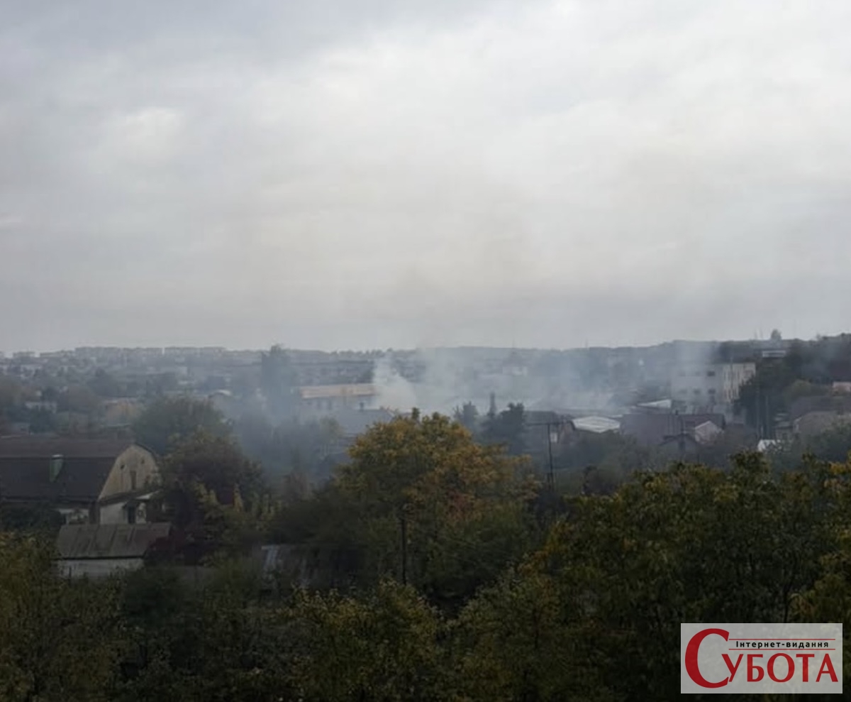 Дим над житловими будинками у Бердичеві 9 жовтня