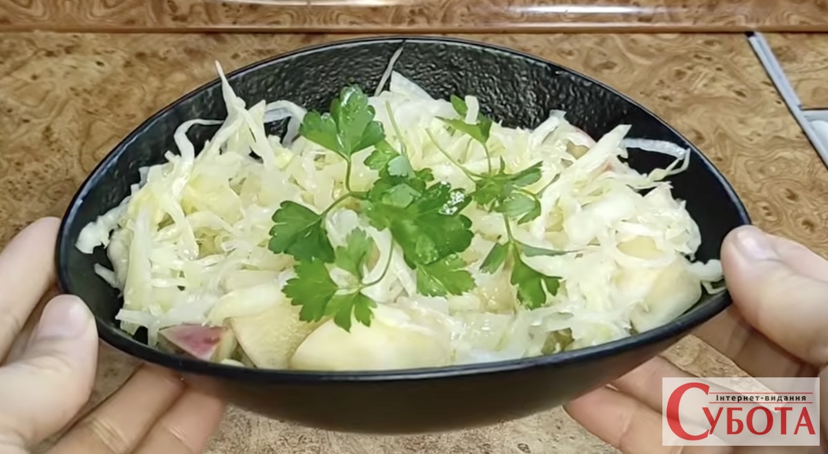 Квашена капуста з яблуками і цибулею: чеський рецепт хрусткої закуски на зиму. ВІДЕО
