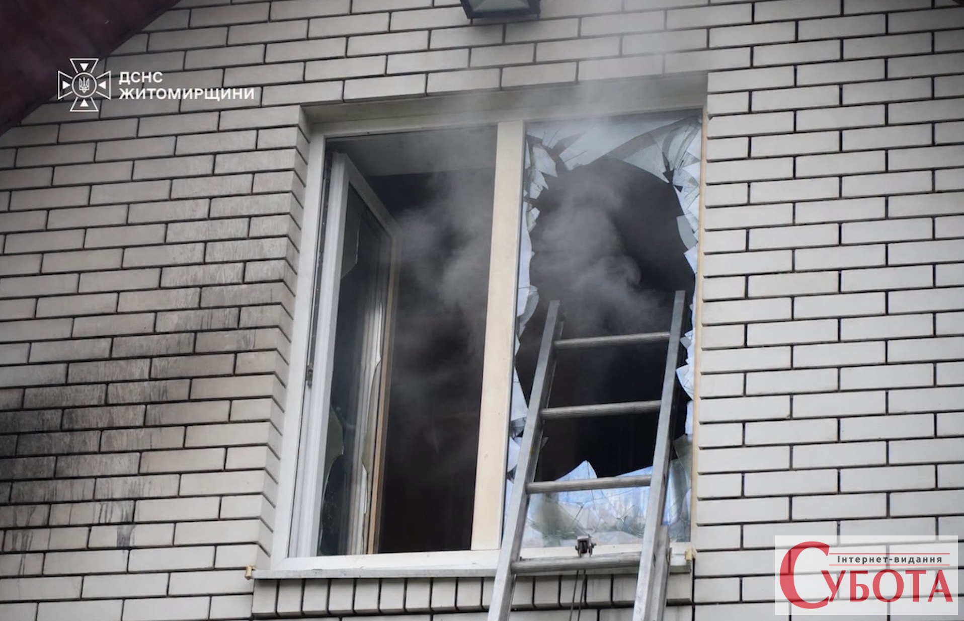 Генератор у сараї міг спричинити пожежу на 200 м² у Житомирі: вогонь дістався даху будинку — фото 1